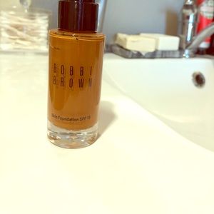 Brand new with box: Bobbi Brown Foundation